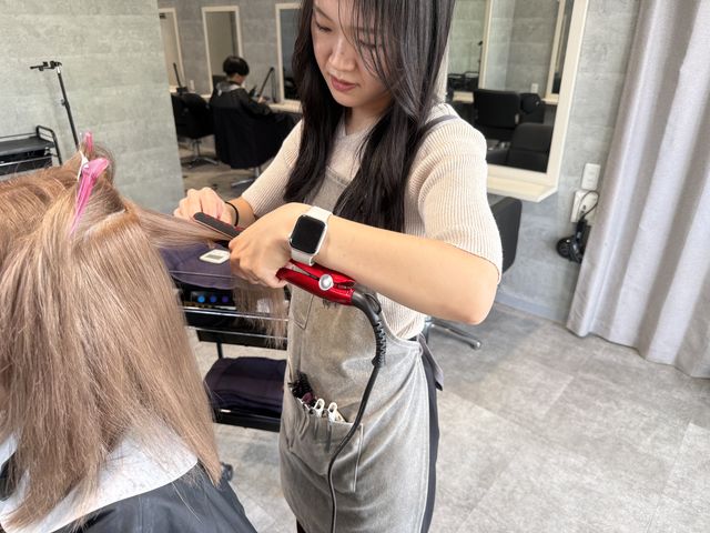 施術中のスタイリスト